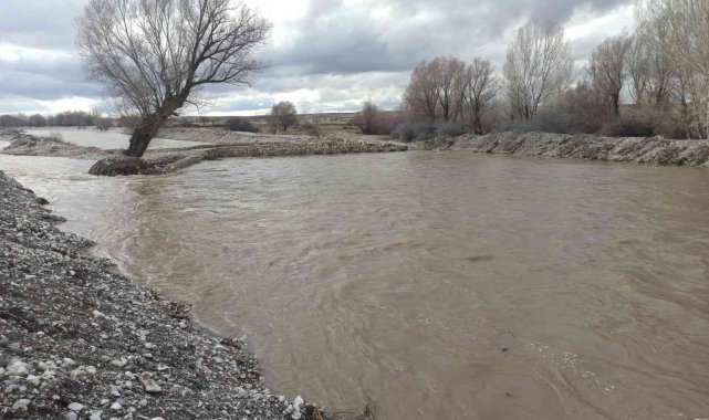 Eriyen karlar Söğütlü Çayı'nı coşturdu