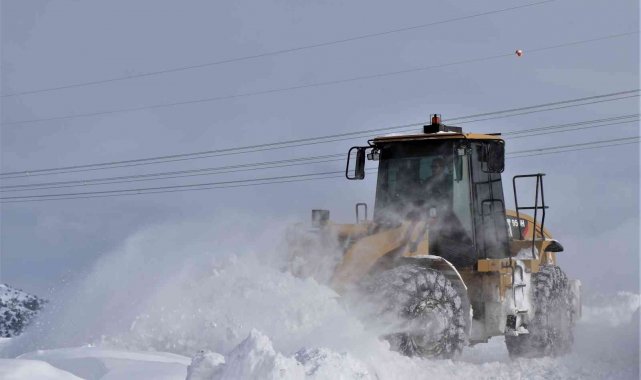 Erzincan'da kar ve tipiden 104 köy yolu ulaşıma kapalı