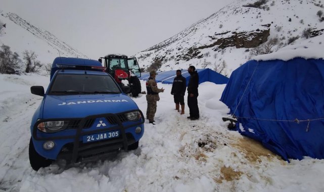 Erzincan'da mahsur kalan vatandaşları jandarma ekipleri kurtardı