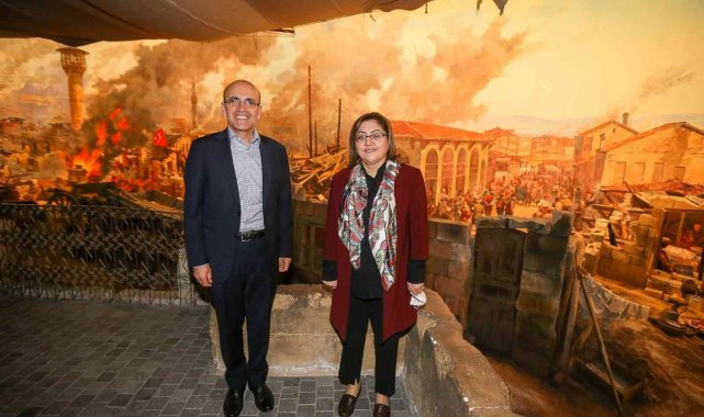 Eski Devlet Bakanı Şimşek: "Şahin'in küresel vizyonunu şehre çok büyük ödüller getirdi"