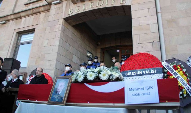 Eski Giresun Belediye Başkanı Işık için belediye önünde tören düzenlendi