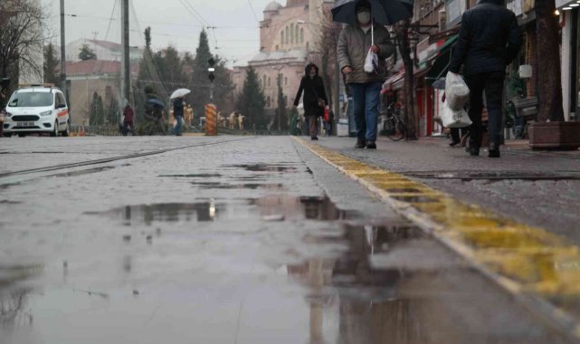 Eskişehir güne sağanak yağışla uyandı