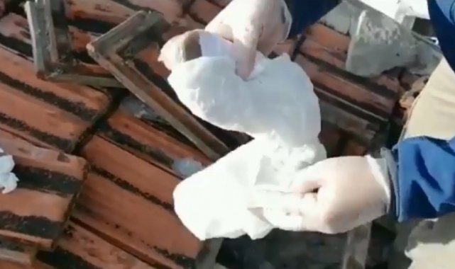 Esrarı çatıdaki kiremitler altına zulalayan uyuşturucu taciri polisten kaçamadı