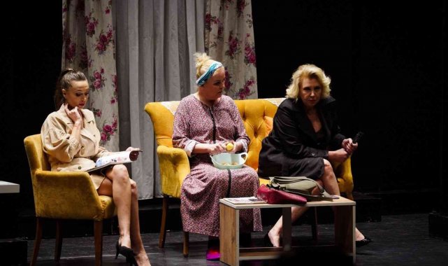 Etekler ve Pantolonlar adlı tiyatro oyunu kırdı geçirdi