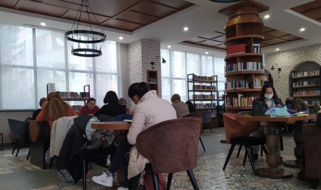 Ev hanımları, önce tekvando yapıp ardından kitap okuyorlar