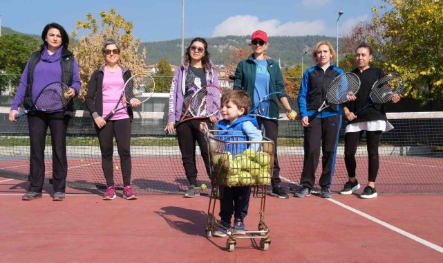 Ev hanımlarına ücretsiz tenis kursu