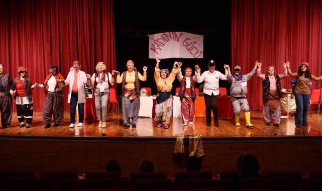 Ev hanımlarından tiyatro oyunu