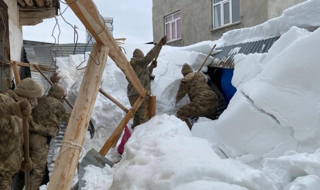 Evinde mahsur kalan 88 yaşındaki Elif ninenin yardımına jandarma komando koştu