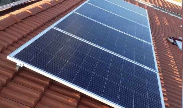 Evinin elektriğini kendi üretiyor