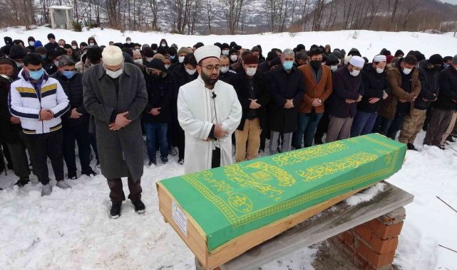 Evlerinde yanarak ölen iki bebek tek tabutla toprağa verildi