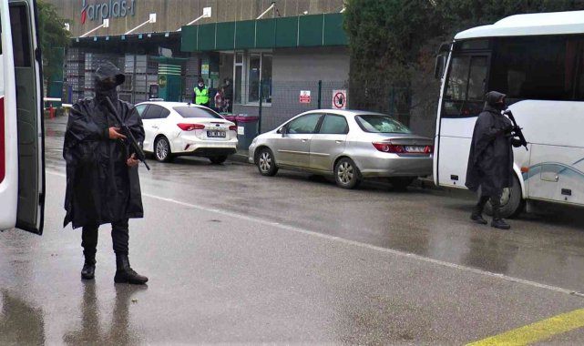 Eylem yapılan fabrika önünde polis ekipleri bekliyor