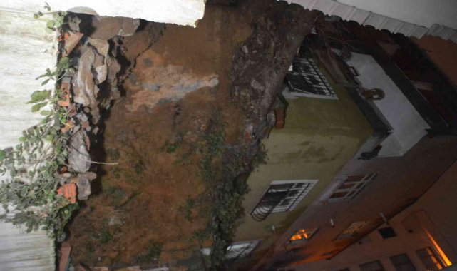 Eyüpsultan'da 3 katlı binanın istinat duvarı çöktü