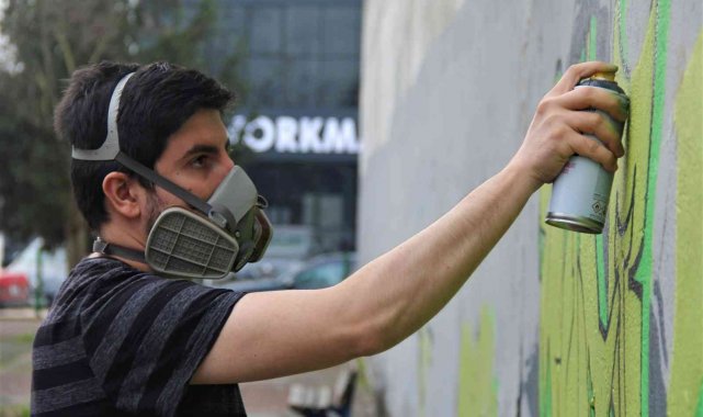 Fabrikada işçi, sokakta sanatçı