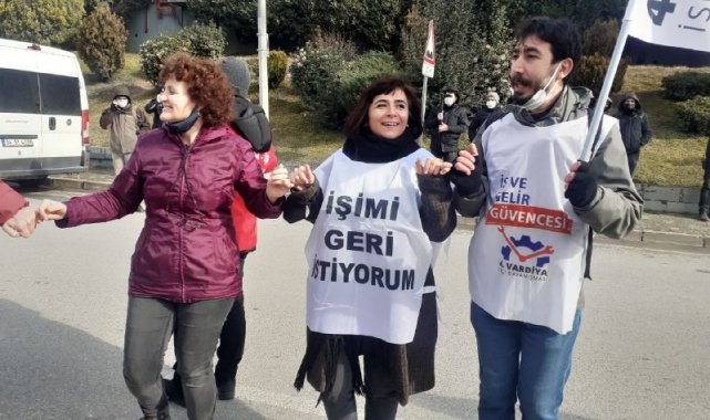 Fabrikada işçilerinden halaylı eylem