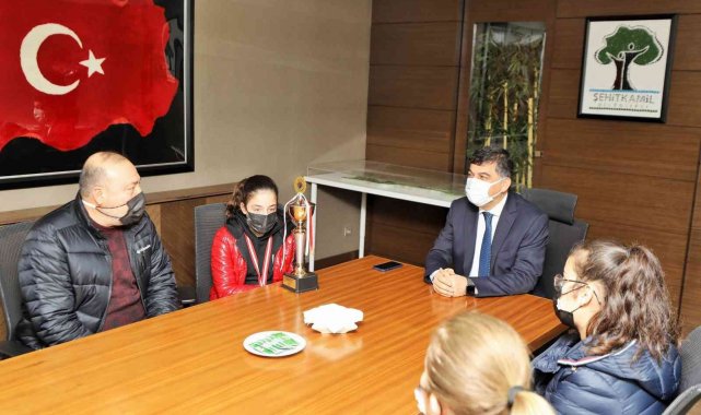 Fadıloğlu, milli satranççıları ağırladı