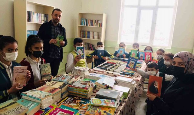 Fedakar öğretmen görev yaptığı köy okuluna kütüphane kazandırdı