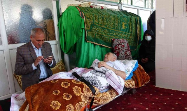 Felçli vatandaşların şifa buldukları iddia edilen türbeye ziyaretçi akını