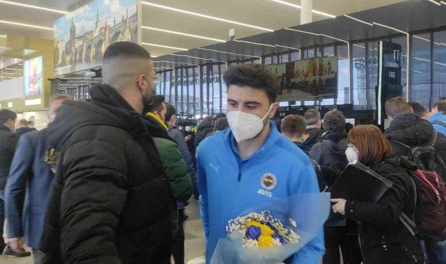 Fenerbahçe Prag&#039;da çiçeklerle karşılandı