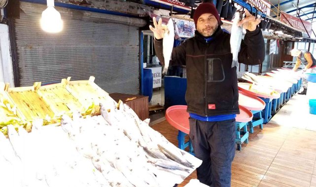 Fırtına balık tezgahlarına esti