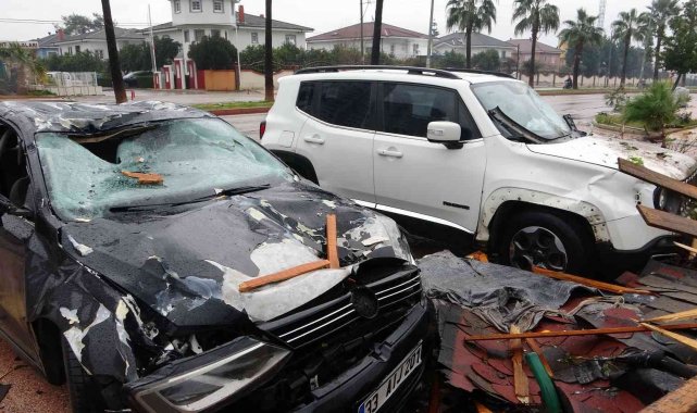 Fırtına binanın çatısını uçurdu, araçlarda hasar oluştu