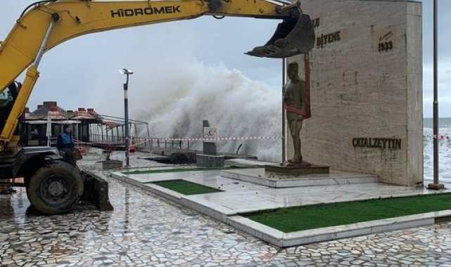 Fırtına nedeniyle tedbir amaçlı Atatürk Anıtı yerinden söküldü