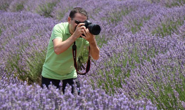 Fotoğraf sanatçısı Ayan, fotoğraf hikayelerini kitaplaştırdı