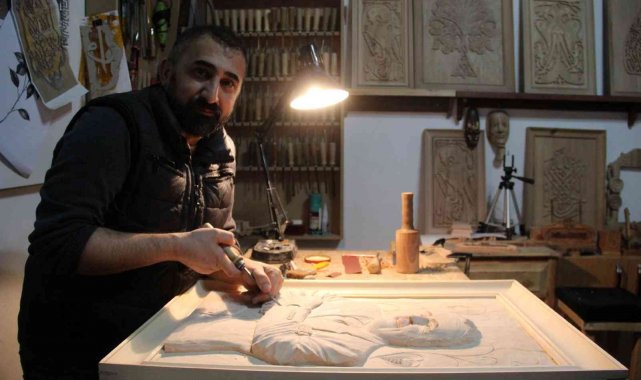 Fotoğrafları ahşaba işliyor