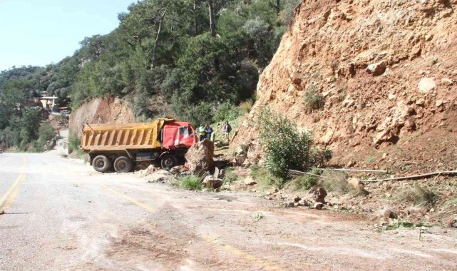 Freni boşalan kamyon dağa çarptı, sürücü ağır yaralandı
