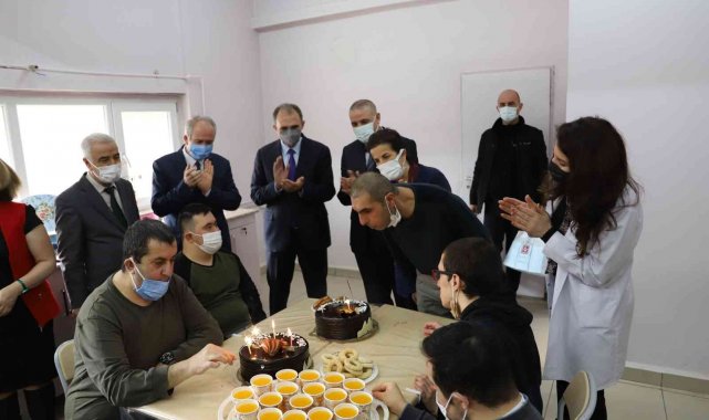 F.Ü. Rektörü Göktaş'tan özel çocuklara doğum günü sürprizi