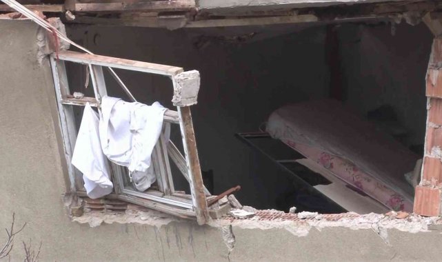 Gaz sıkışması sonucu patlamanın meydana geldiği ev harabeye döndü: 1 ağır yaralı