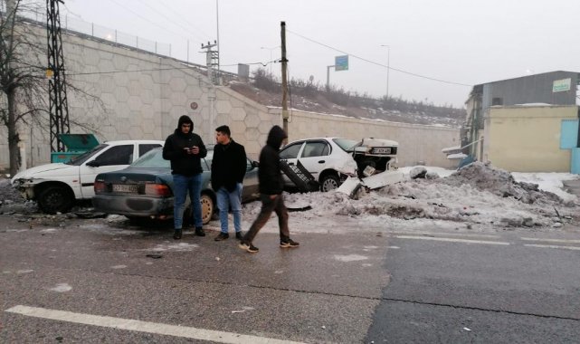 Gaziantep'te zincirleme trafik kazası anı kamerada