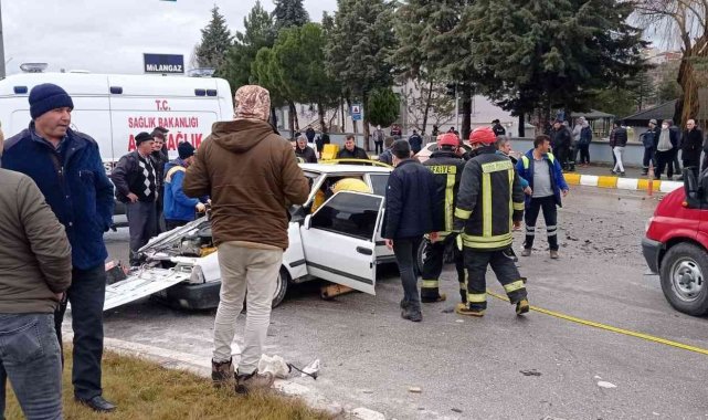 Gediz&#039;de iki otomobil kafa kafaya çarpıştı: 7 yaralı