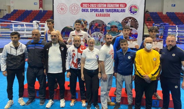 Genç boksörlerden madalya