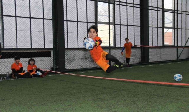 Genç eldivenler "Milli forma" için aralıksız mücadele ediyor