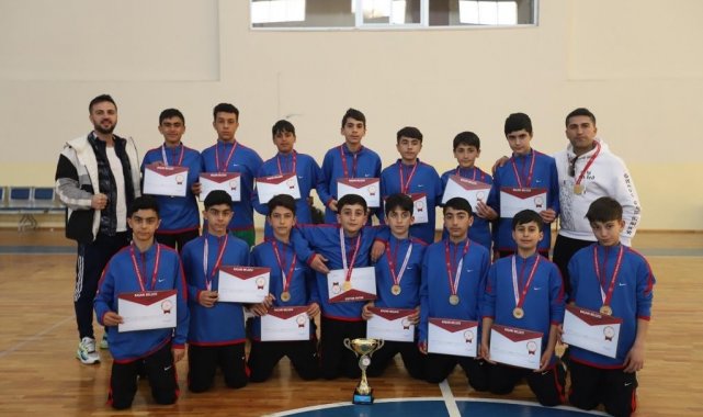 Genç hentbol takımı yarı finale yükseldi