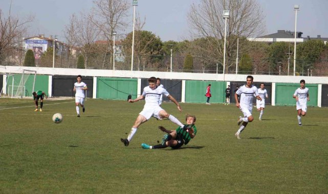 Genç horozlardan hakeme büyük tepki