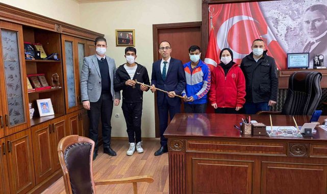 Gençler Devrek Bastonu yapmayı öğreniyor