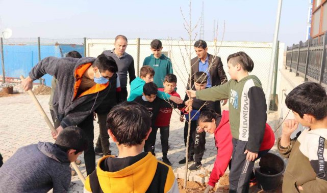 Gençlerden yeşillendirmeye katkı