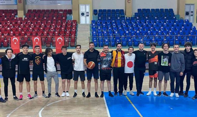 Gençlerle basket oynadılar