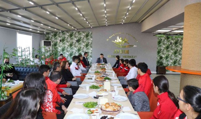 Gençlik Spor İl Müdürü Fillikçioğlu, başarılı sporcularla bir araya geldi