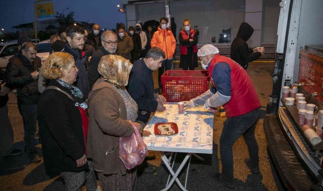 Gezici araçlarla dağıtılan çorba, vatandaşın içini ısıtıyor