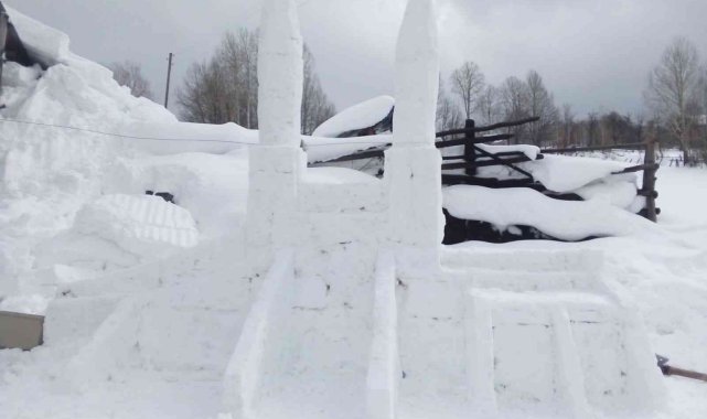 Gidemeyince kardan yaptı, özlemini böyle giderdi