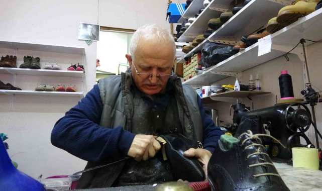 Giresunlu ayakkabı ustası fabrika üretimine karşın yarım asırdır el emeği ayakkabı üretmeyi sürdürüyor