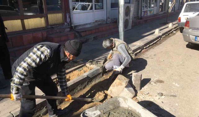 Gölbaşı Belediyesi kaldırımları onarıyor