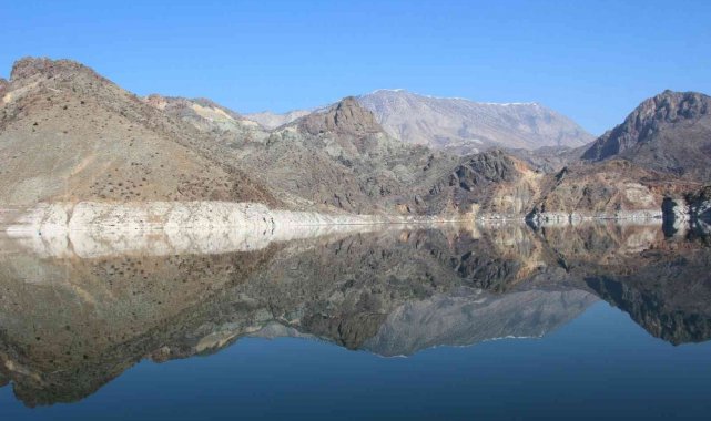 Göle yansıyan dağların görüntüsü büyülüyor