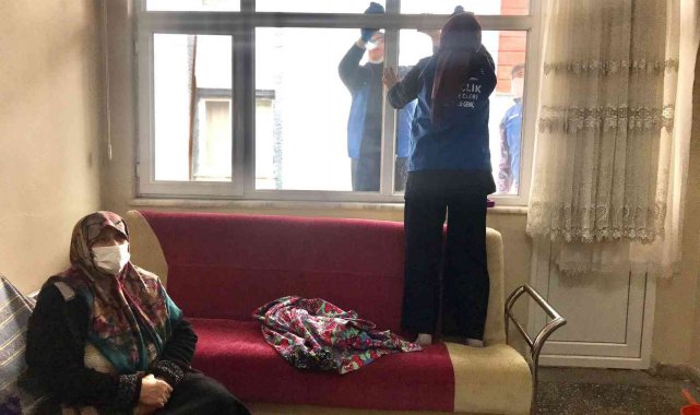 Gönüllü gençler yaşlıların evini temizledi