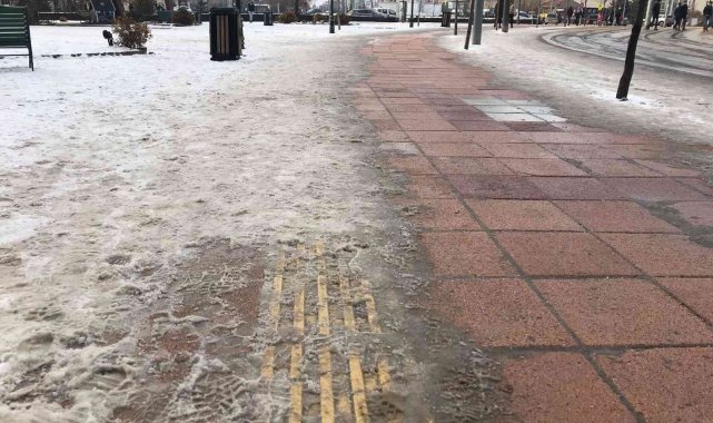 Görme engellilerin kaygan sarı şeritlerle zorlu mücadelesi