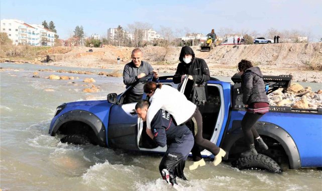 Görüntüyü izleyenlerin 'Kahraman' dediği itfaiyeci:" Biz buna mesai deriz, çiçek toplamak için göreve çıkmıyoruz"
