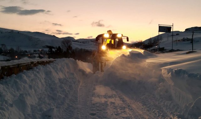 Gümüşhane'de karla kaplı köy yolları açılıyor