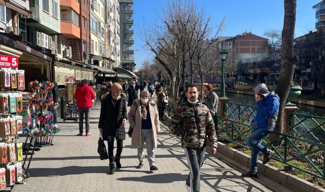 Güneşi gören kendini sokağa attı